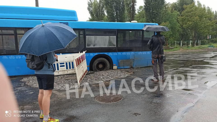 У Дніпрі автобус провалився під землю…