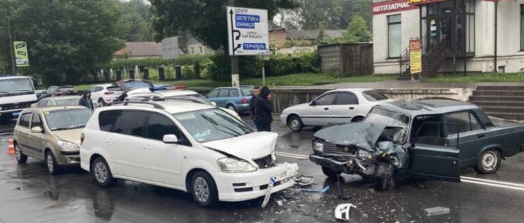 Потрійна автотроща з постраждалими сколи…