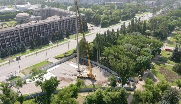 Як у Кривому Розі зводять черговий флагшток-"гігант ...