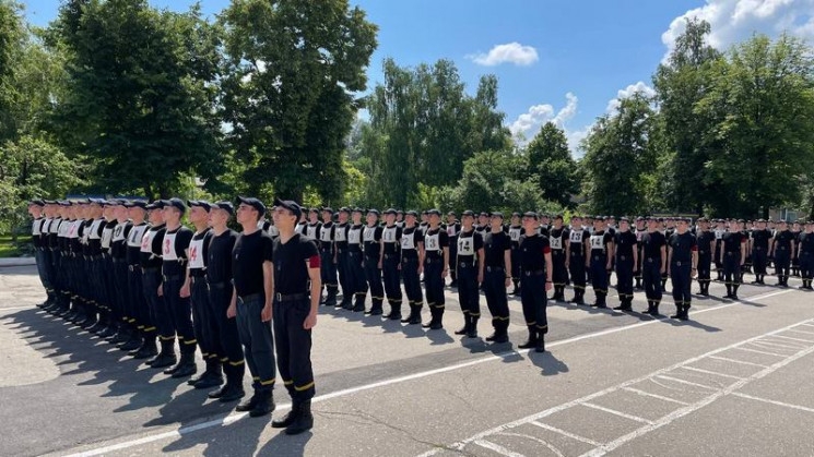 У Харкові курсанти по шість годин на ден…