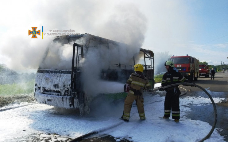 Маршрутка в Харкові спалахнула під час р…