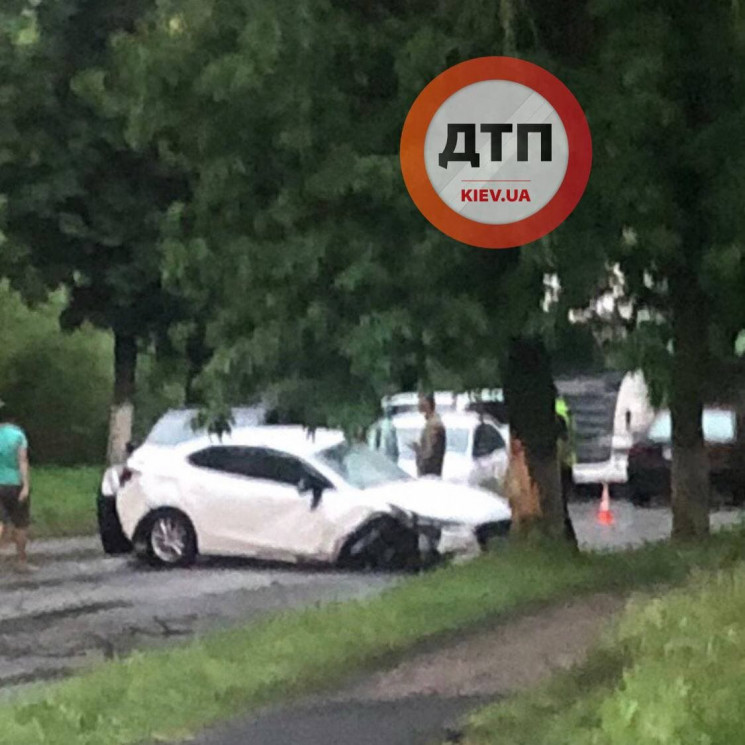 На Київщині блискавка вдарила в автівку…