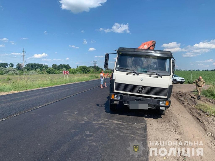 Під Харковом вантажівка збила дорожника,…