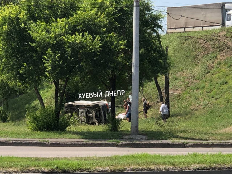 У Дніпрі автівка впала з заїзду на Кайда…