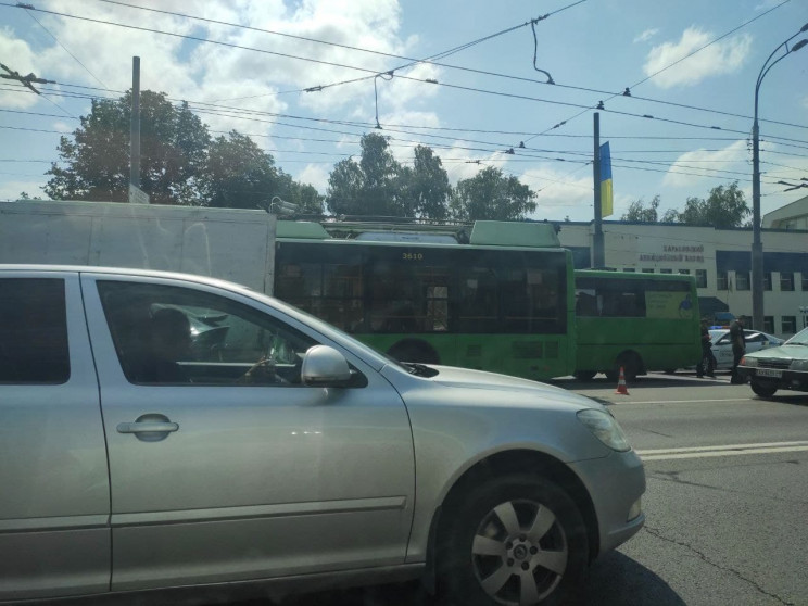 У Харкові врізалися пасажирський автобус…