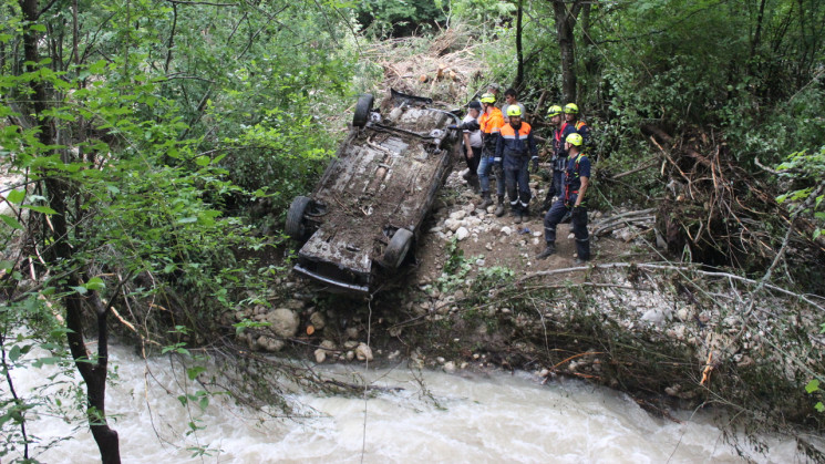 Змило потоком й віднесло: Туристи з Біло…