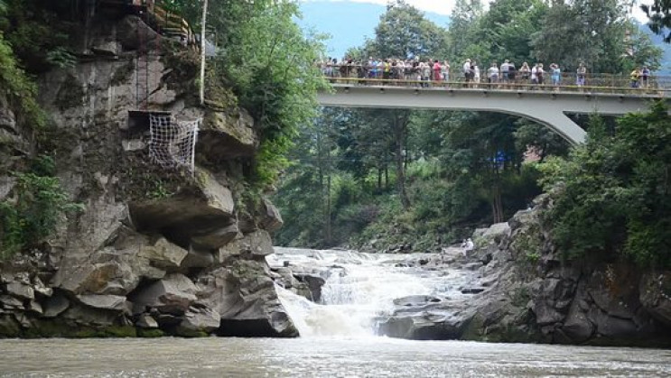 В Яремче чоловік впав у прірву біля водо…