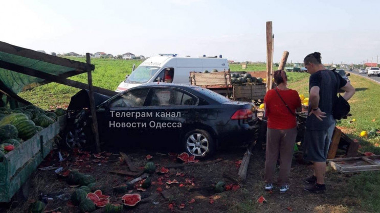 Під Одесою автівка влетіла у прилавок з…