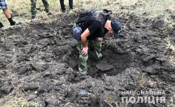 На прифронтовій Донеччині у полі трактор…