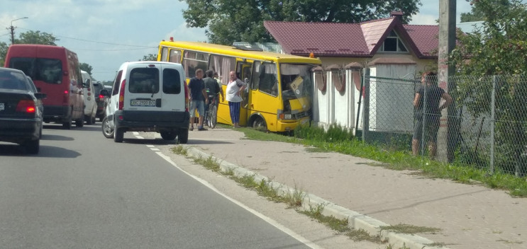 У жахливу аварію біля Львова потрапив шк…