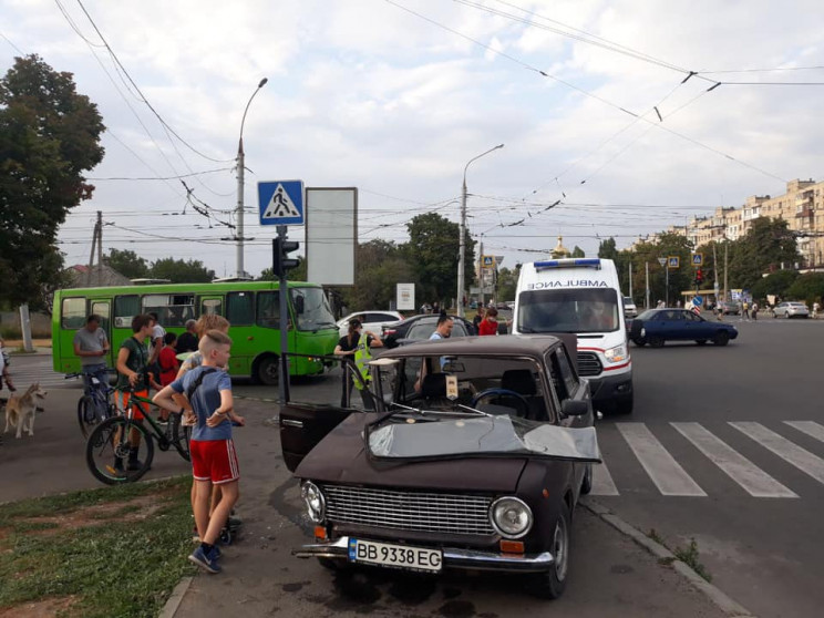 У Харкові врізалися ВАЗ, Nissan та автоб…