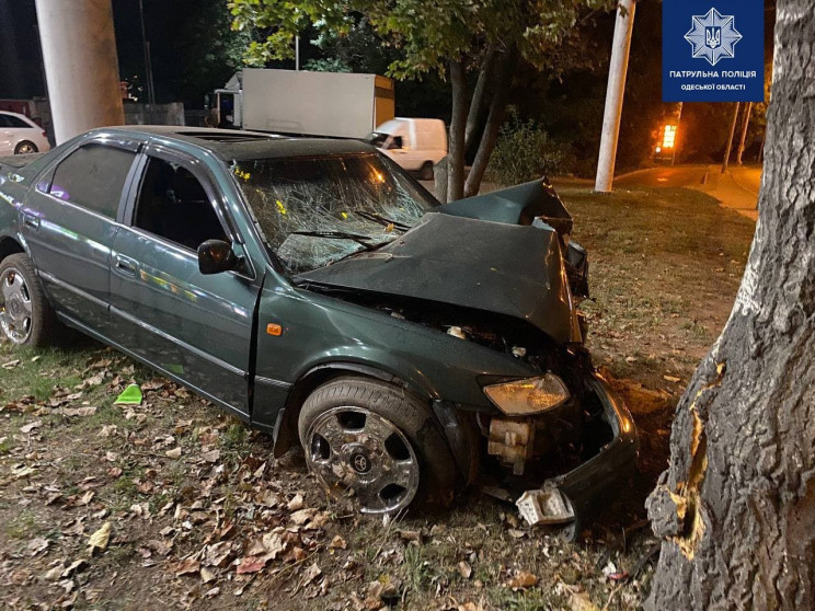 В Одесі автомобіль влетів в дерево – пос…