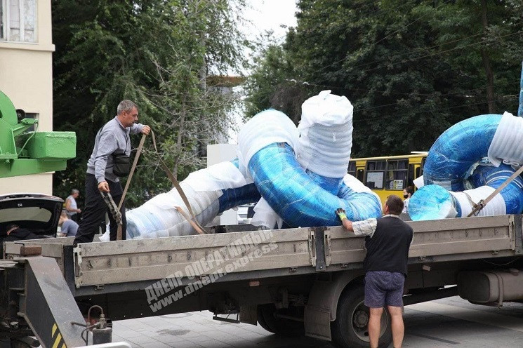 У Дніпрі до входу у центральний парк ван…