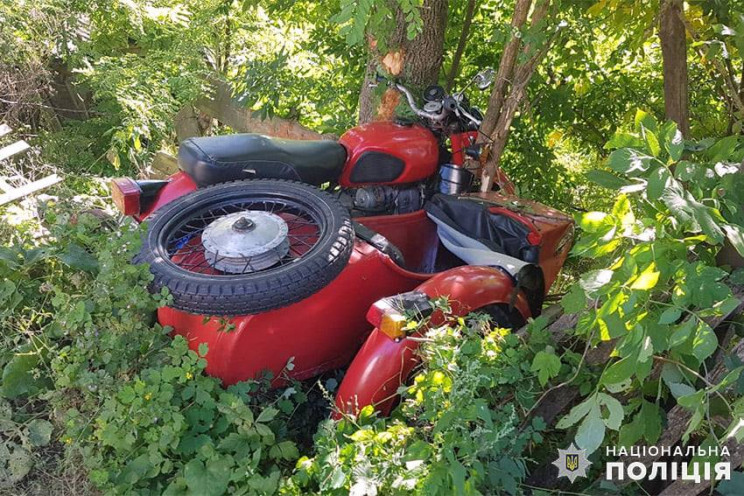 Врізався в дерево: На Хмельниччині в ДТП…