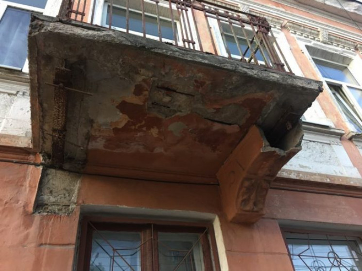 У центрі Тернополя обвалився балкон…