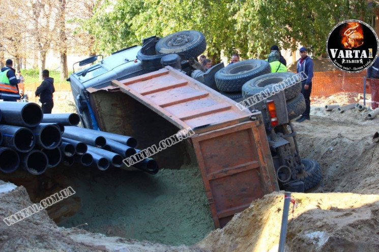 У Львові перекинулася вантажівка…