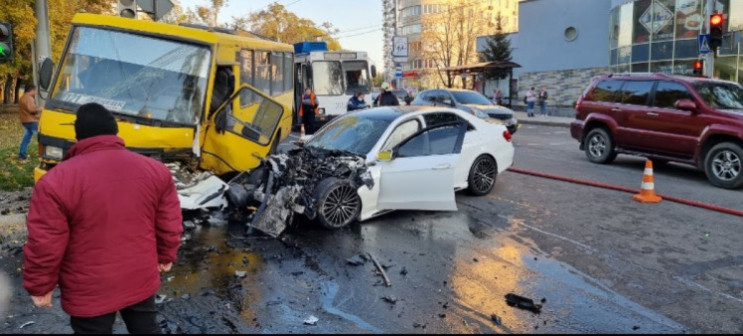 У Донецьку автомобіль розтрощився об авт…