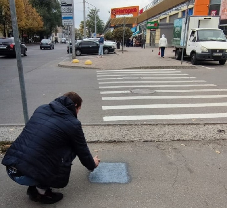 Шукають вандалів з жовтою фарбою: У Дніп…