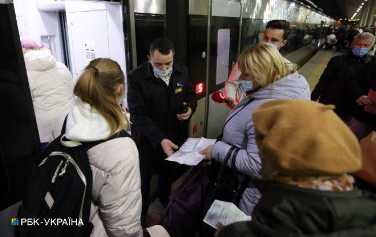 У Києві на залізничному вокзалі утворили…