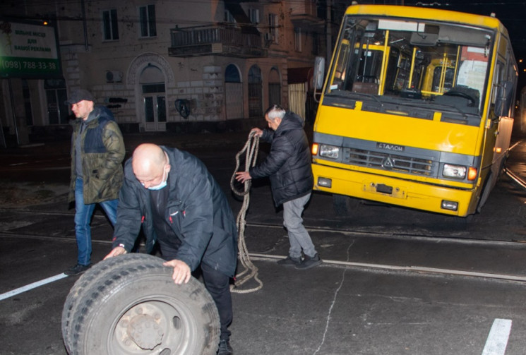 З'явилося відео, як у Дніпрі в маршрутки…