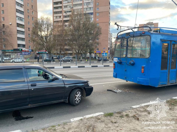 У Харкові п’яний водій протаранив тролей…