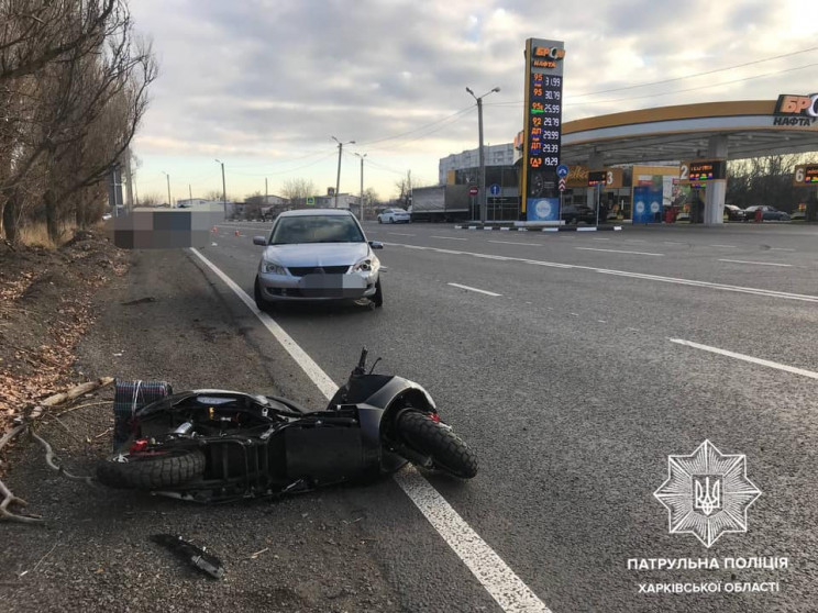 В Харькове врезались мотоцикл и легковуш…