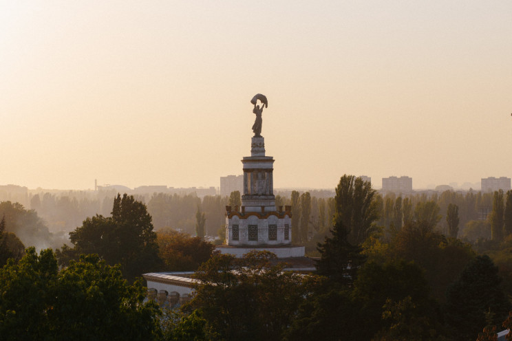 У Києві на ВДНГ почали масову вирубку 14…