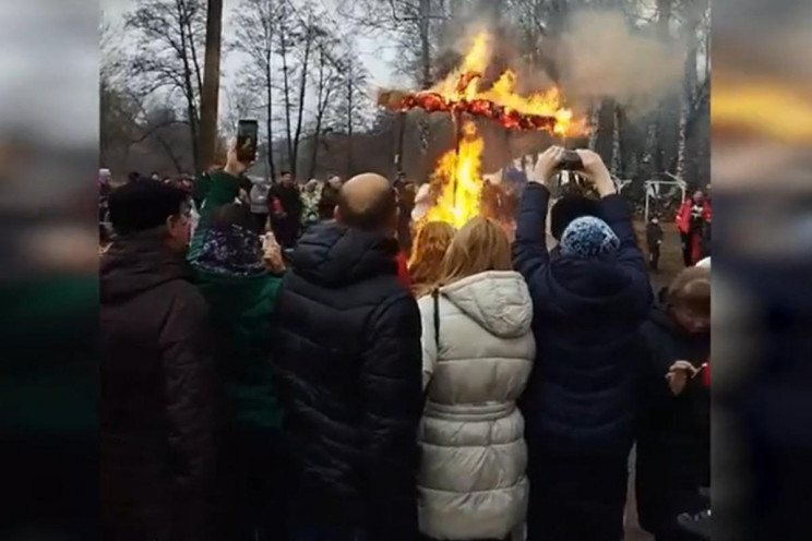 На Росії під час святкування люди спалил…