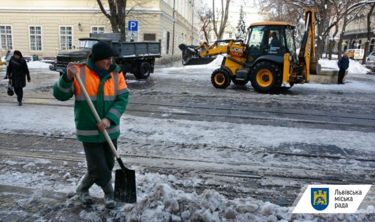 Уночі на вулицях Львова працювало 50 оди…