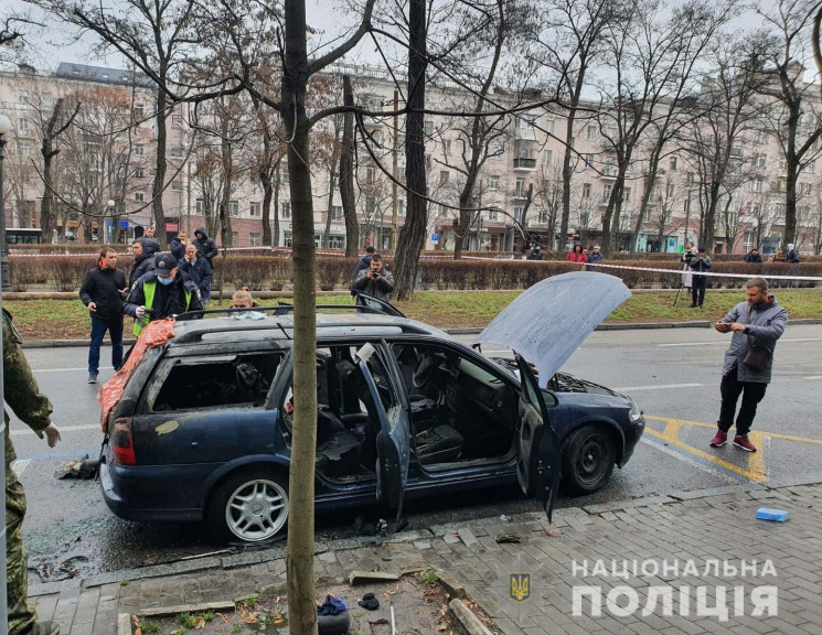 В Днепре автомобиль загорелся после выст…