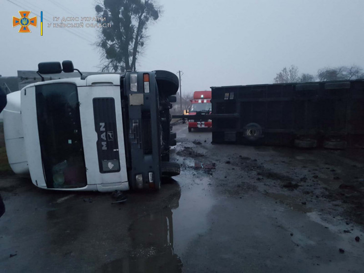 В Киевской области перевернулся грузовик…