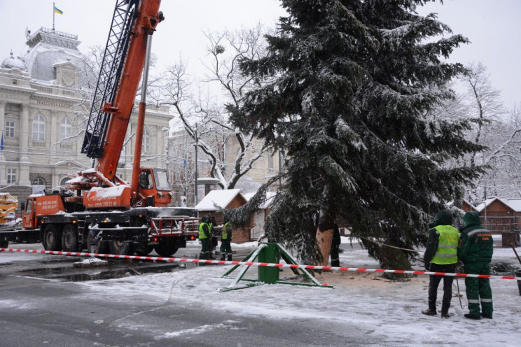 На площі перед Оперним театром у Львові…