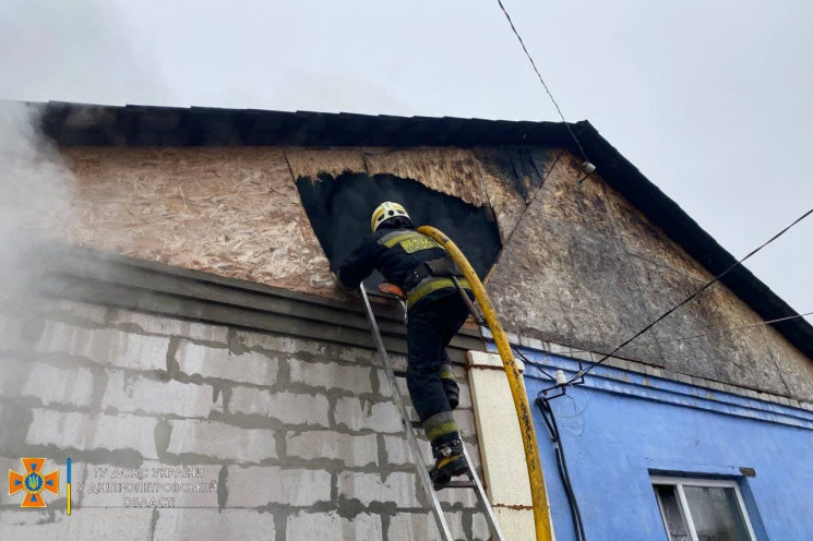 В Днепре горел гараж с автомобилем и час…