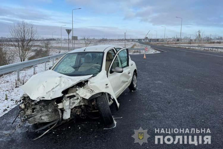 Молода чернівчанка на "Ніссані" врізалас…