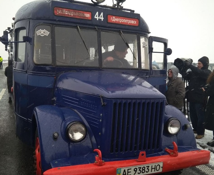 У Дніпрі об'їзну дорогу відкрили синє-жо…