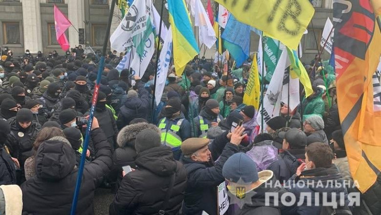 Сутички і вибухи під Радою: Поліція пові…