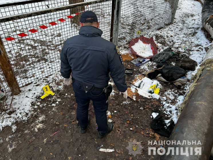 У Дніпрі два чоловіки та жінка по-звіряч…