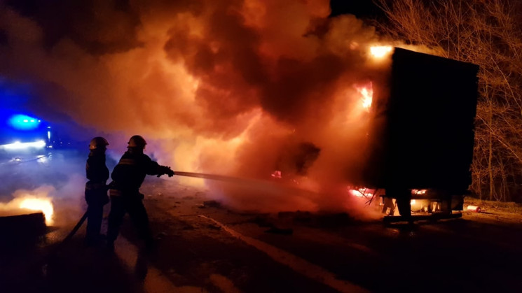 В Днепре во дворе сгорела легковушка (ВИ…