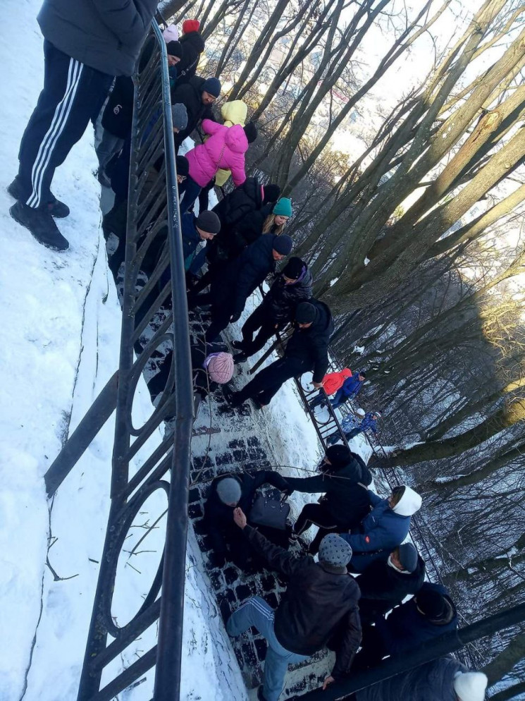 Через ожеледицю стежка на Високий Замок…