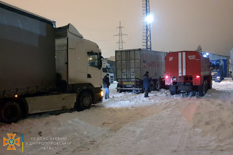 У Дніпрі на засипаній снігом набережній…