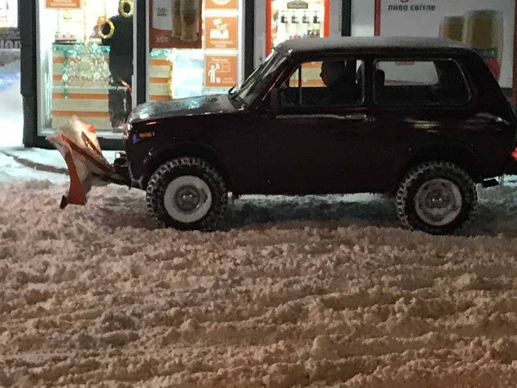 Мер на шпагаті і снігоочисний позашляхов…