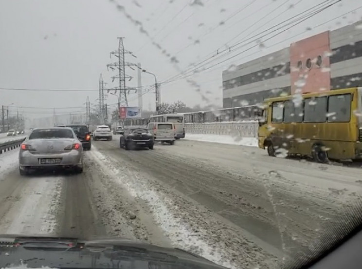 У Дніпрі вночі евакуюватимуть автомобілі…