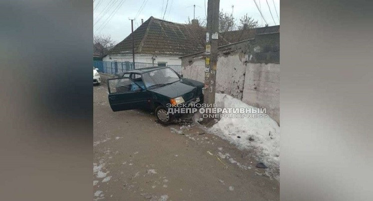 Помер і врізався у стовп: У Дніпрі водій…