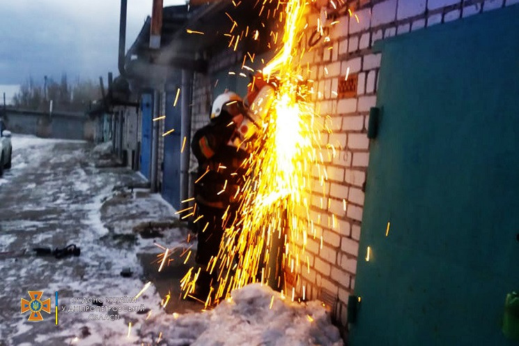 На Дніпропетровщині рятувальники різали…