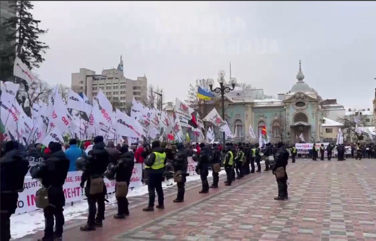 У Києві перекрили вулицю Грушевського че…