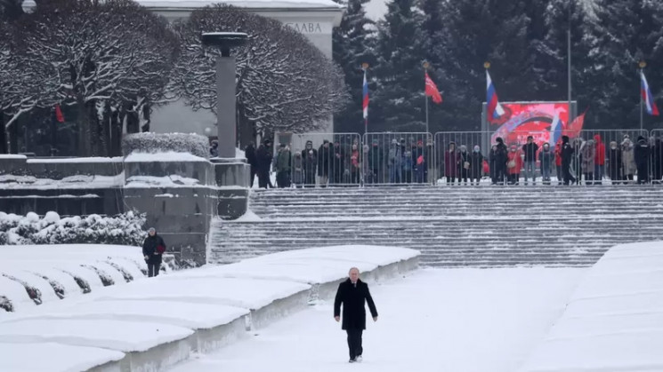 Перед приїздом Путіна на меморіальному ц…