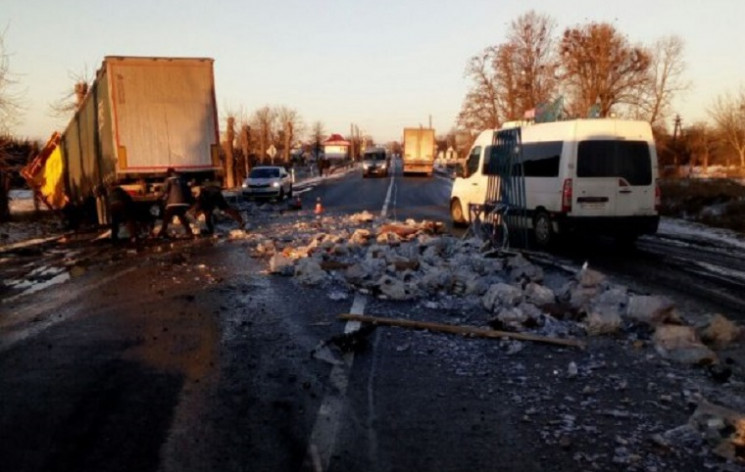 Пляшки з горілкою повипадали на дорогу:…