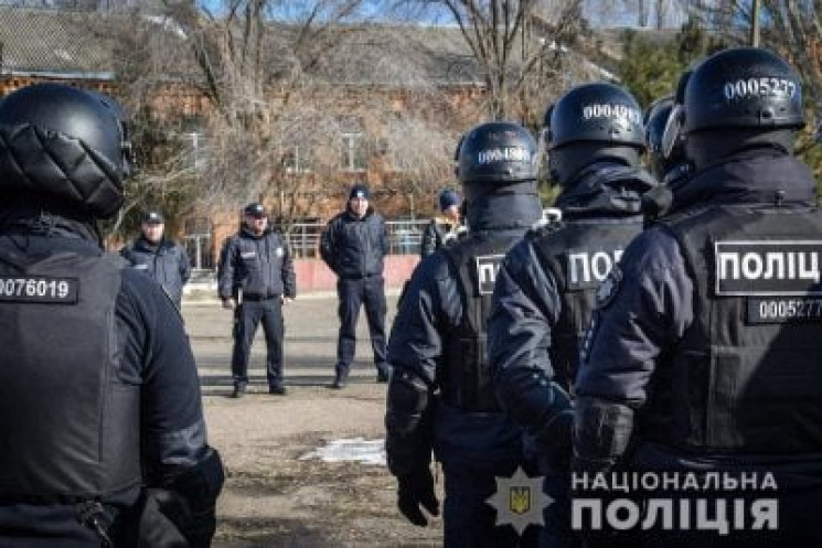 Українців просять повідомляти поліцію пр…