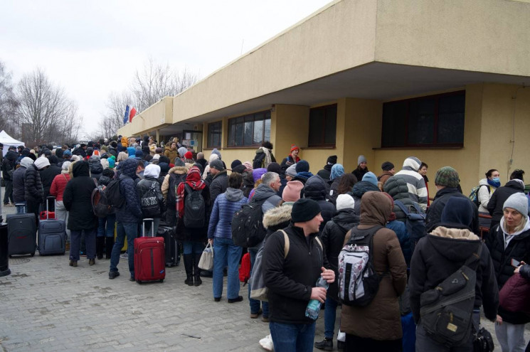 На польському кордоні черги: Чоловіки рв…