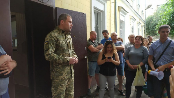 Мешканці Опішні протестують біля військо…